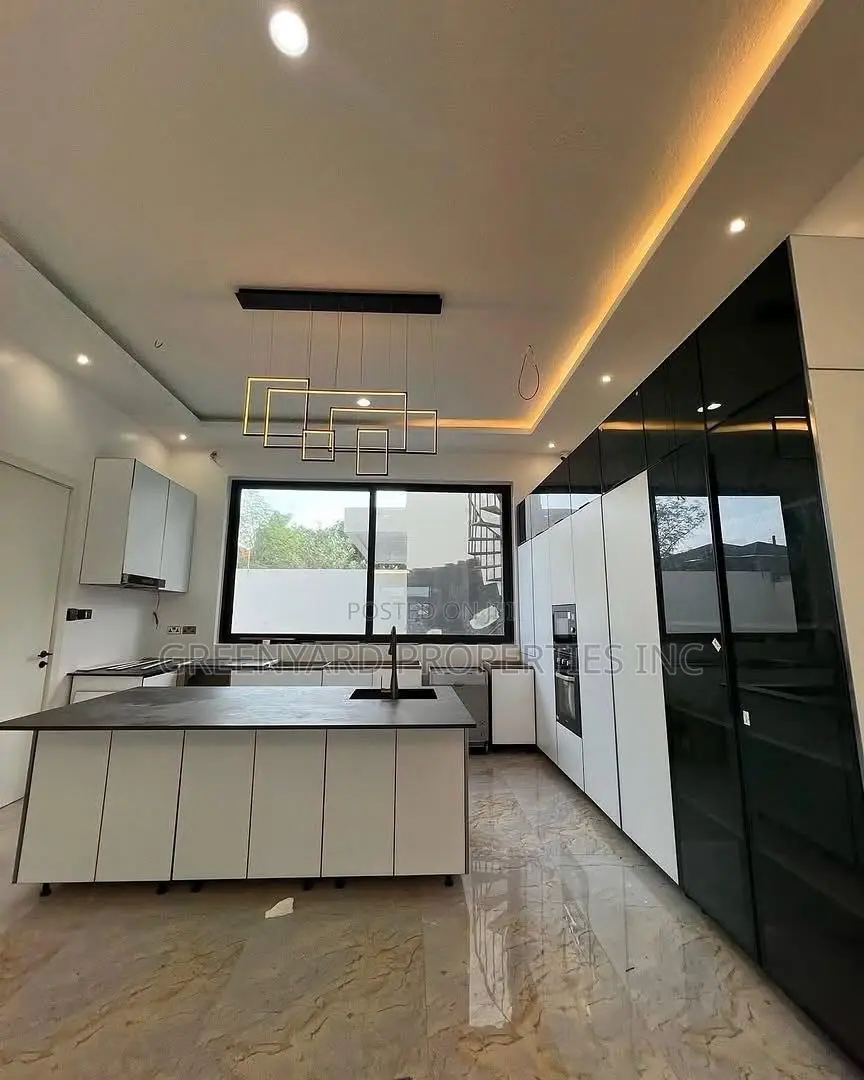 5bdrm House in American House, East Legon for sale