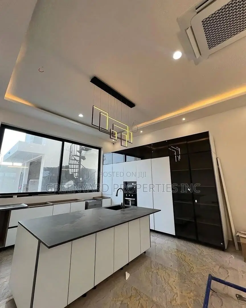 5bdrm House in American House, East Legon for sale