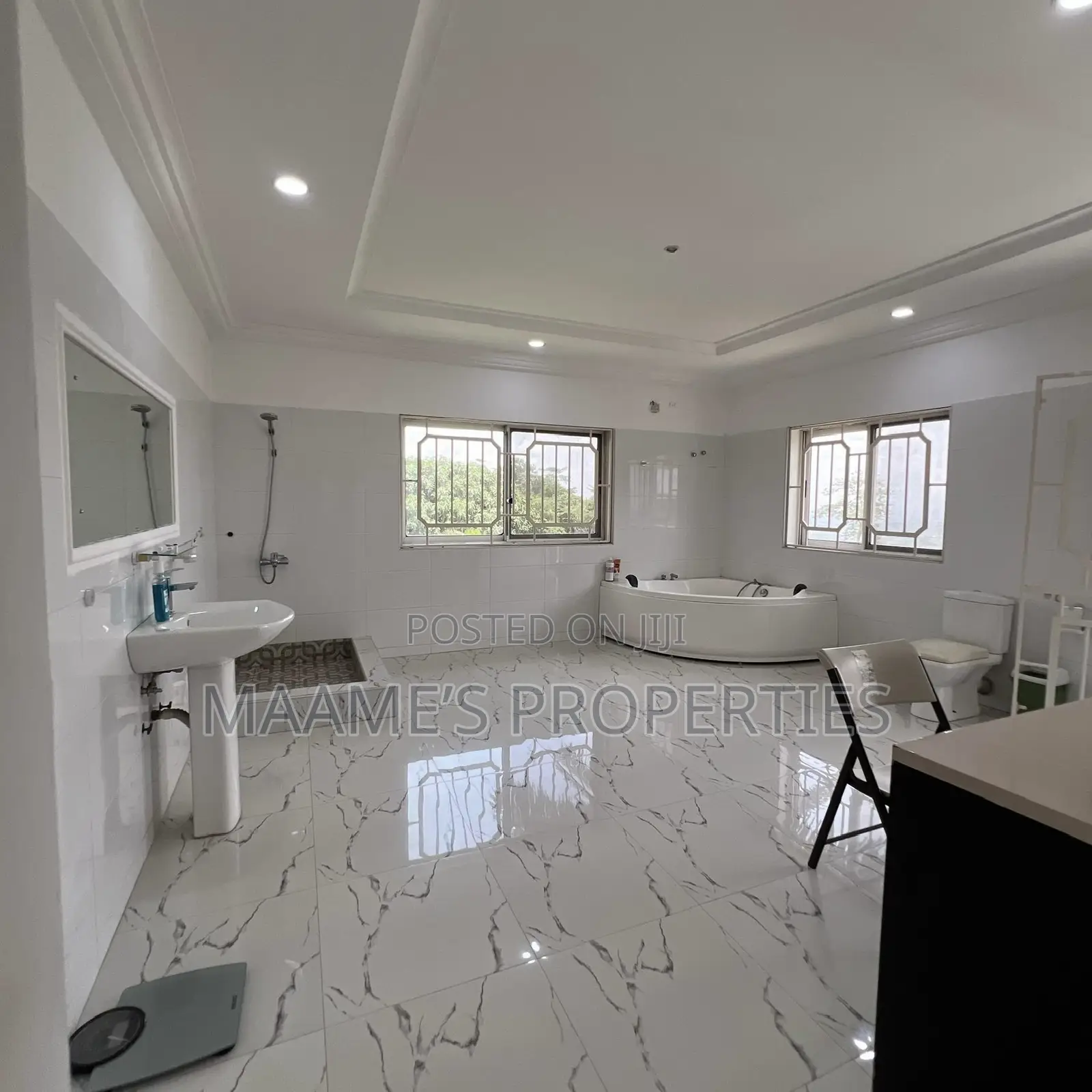 7bdrm Mansion in Aburi for sale