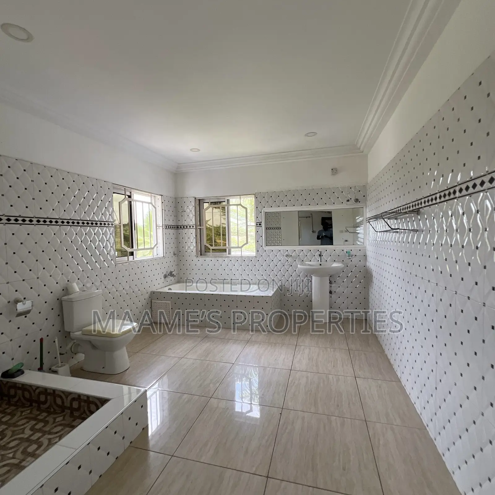 7bdrm Mansion in Aburi for sale