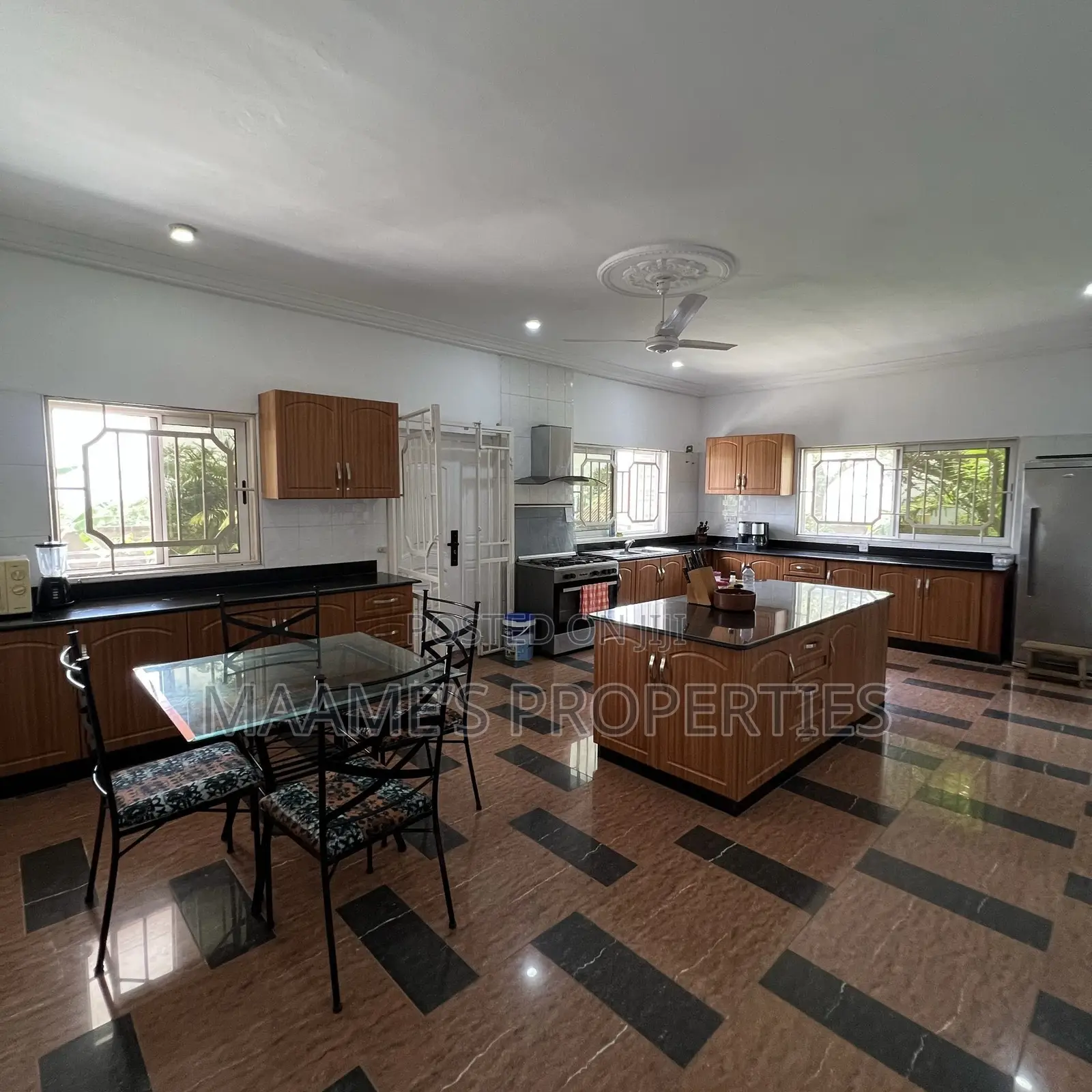 7bdrm Mansion in Aburi for sale