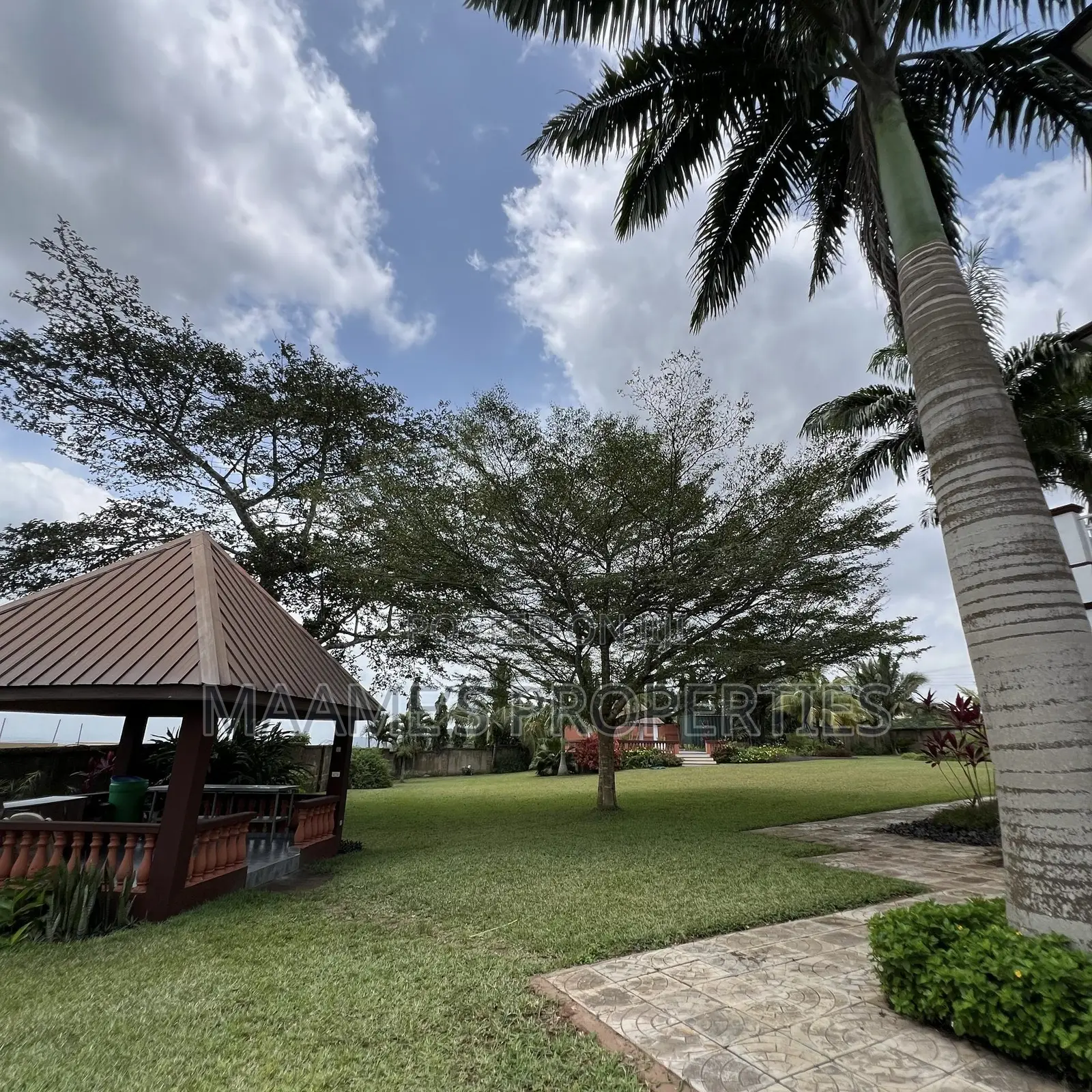 7bdrm Mansion in Aburi for sale
