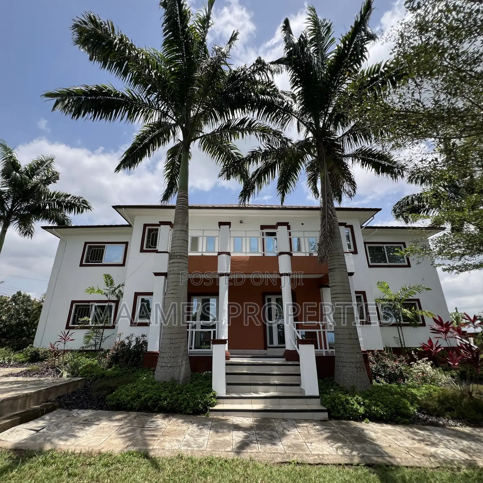 7bdrm Mansion in Aburi for sale