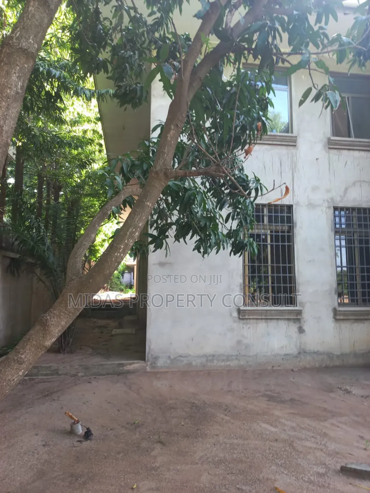 8bdrm Mansion in East Airport, Spintex for sale