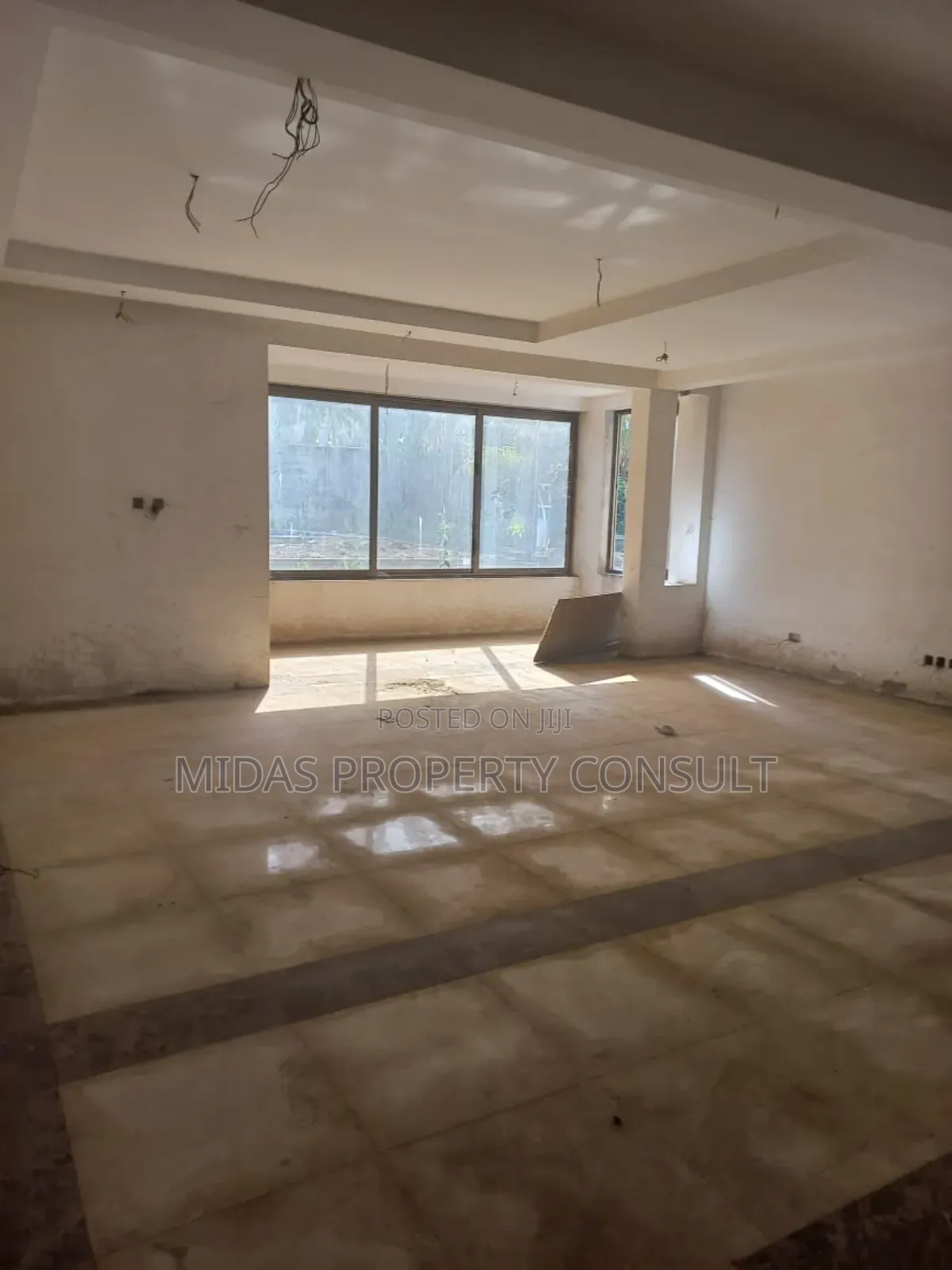 8bdrm Mansion in East Airport, Spintex for sale