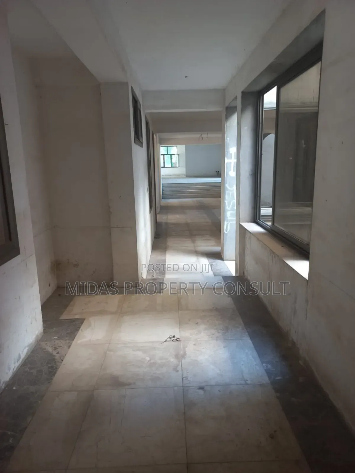 8bdrm Mansion in East Airport, Spintex for sale