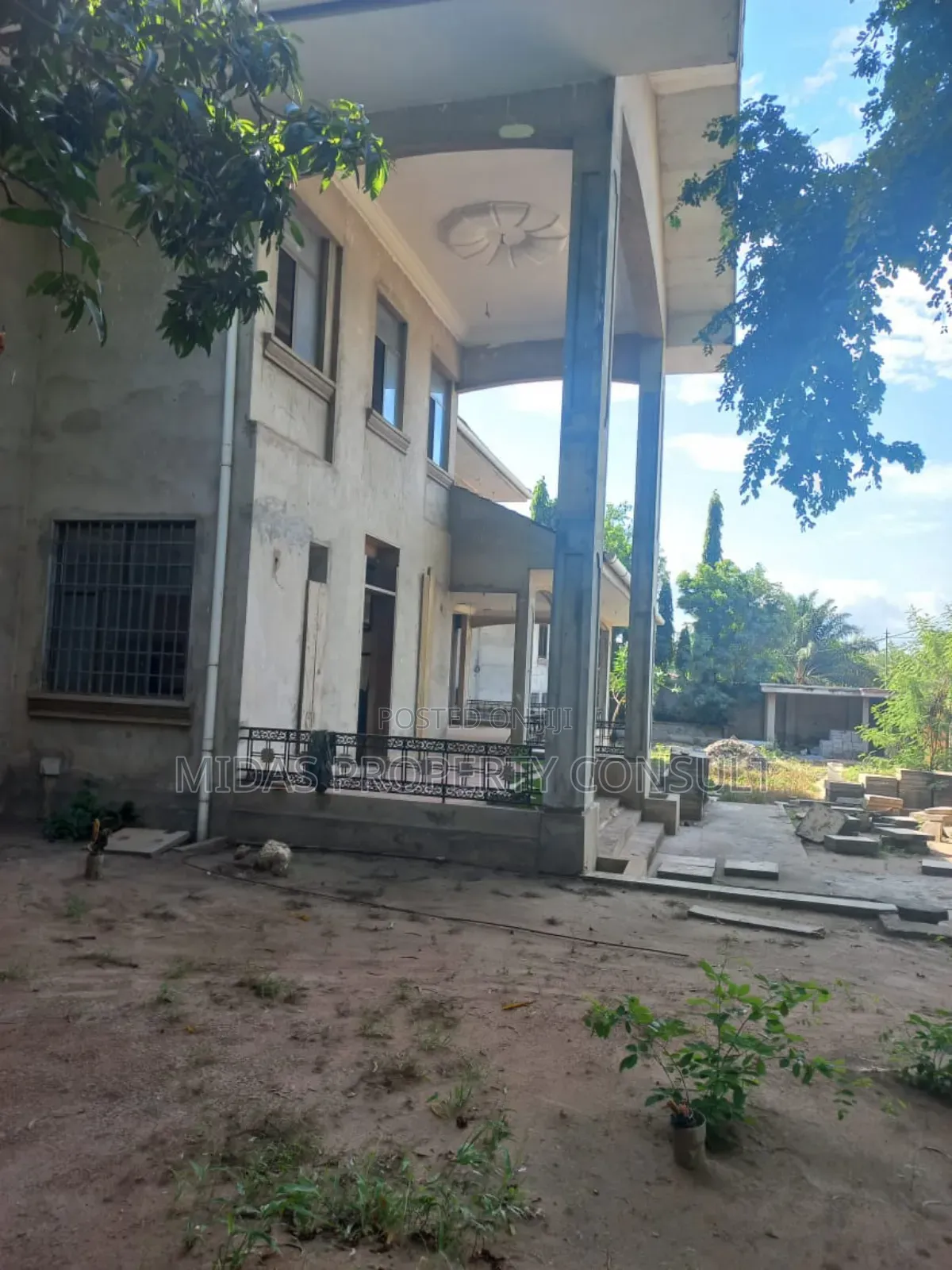 8bdrm Mansion in East Airport, Spintex for sale