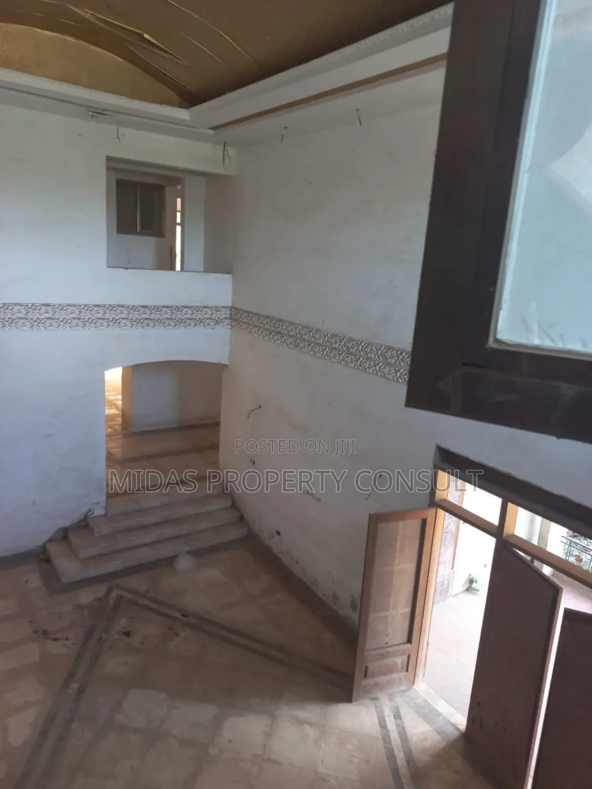 8bdrm Mansion in East Airport, Spintex for sale