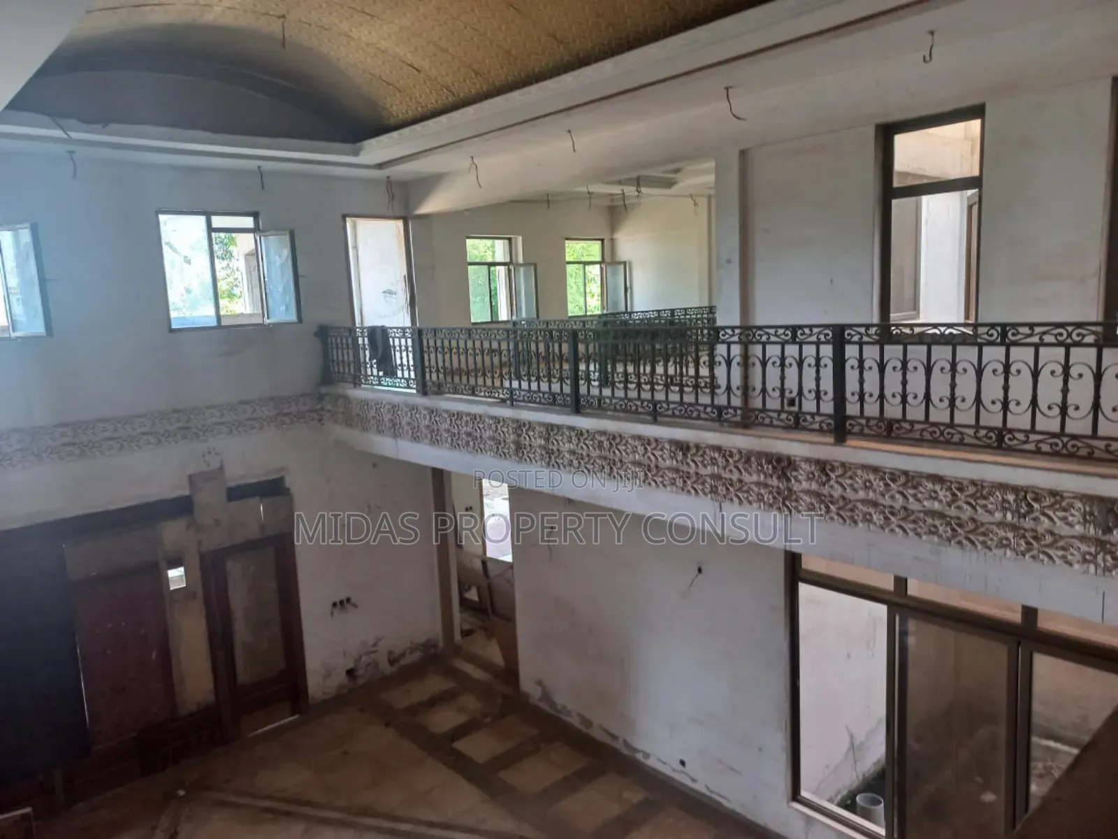 8bdrm Mansion in East Airport, Spintex for sale