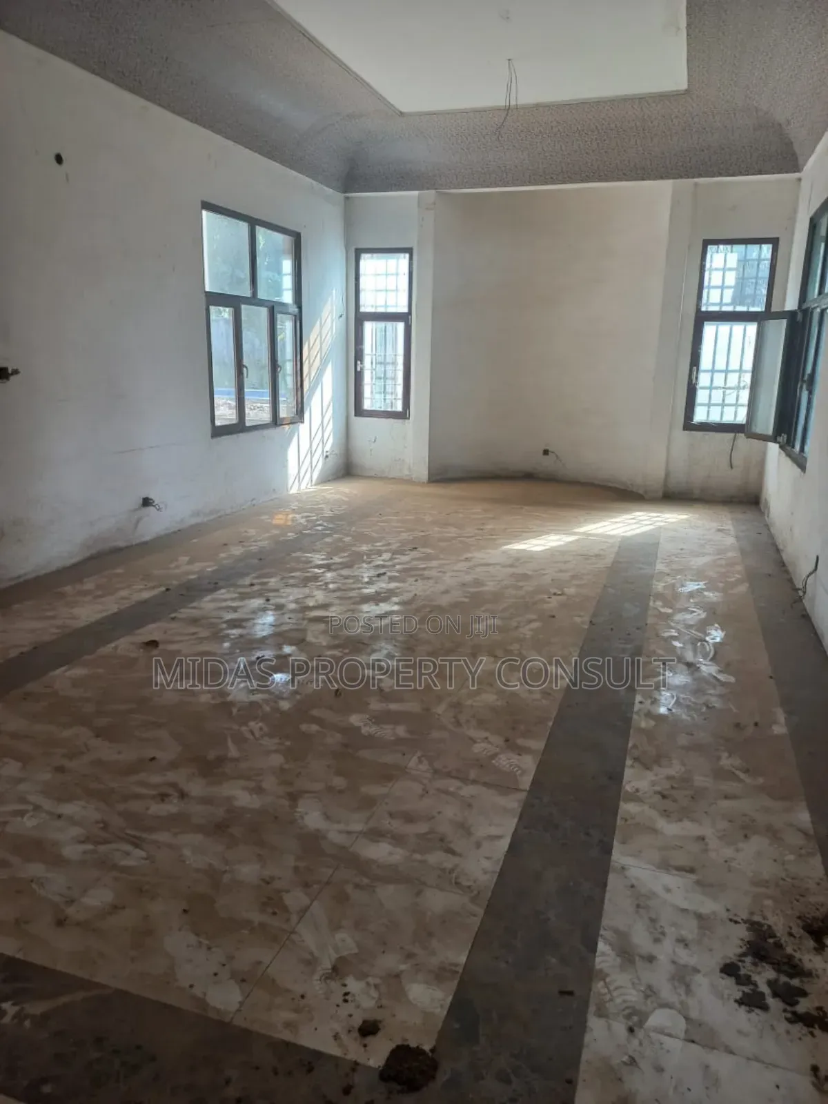 8bdrm Mansion in East Airport, Spintex for sale