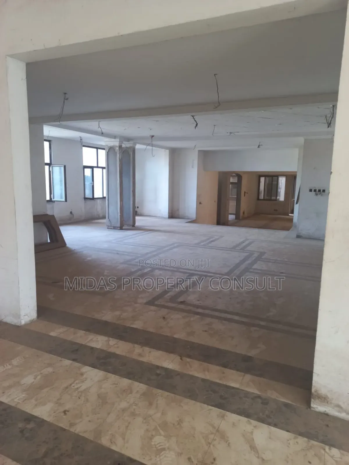 8bdrm Mansion in East Airport, Spintex for sale