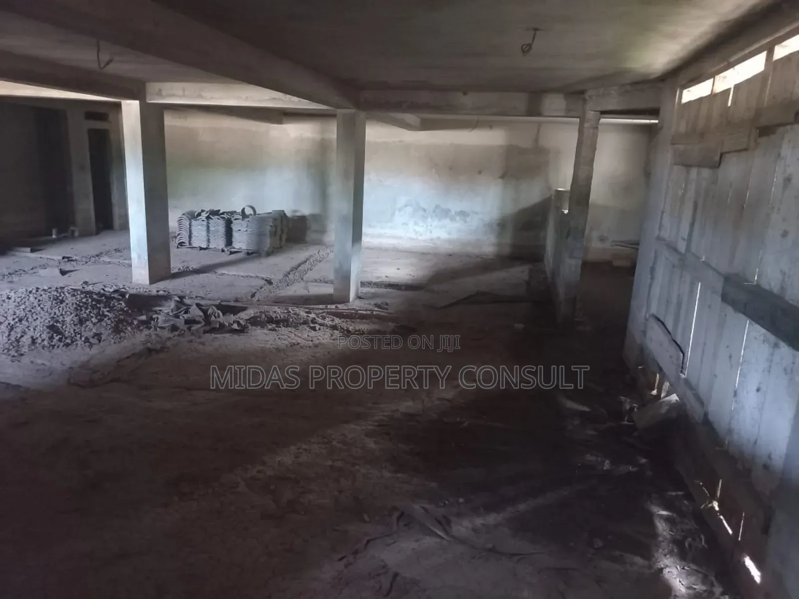 8bdrm Mansion in East Airport, Spintex for sale