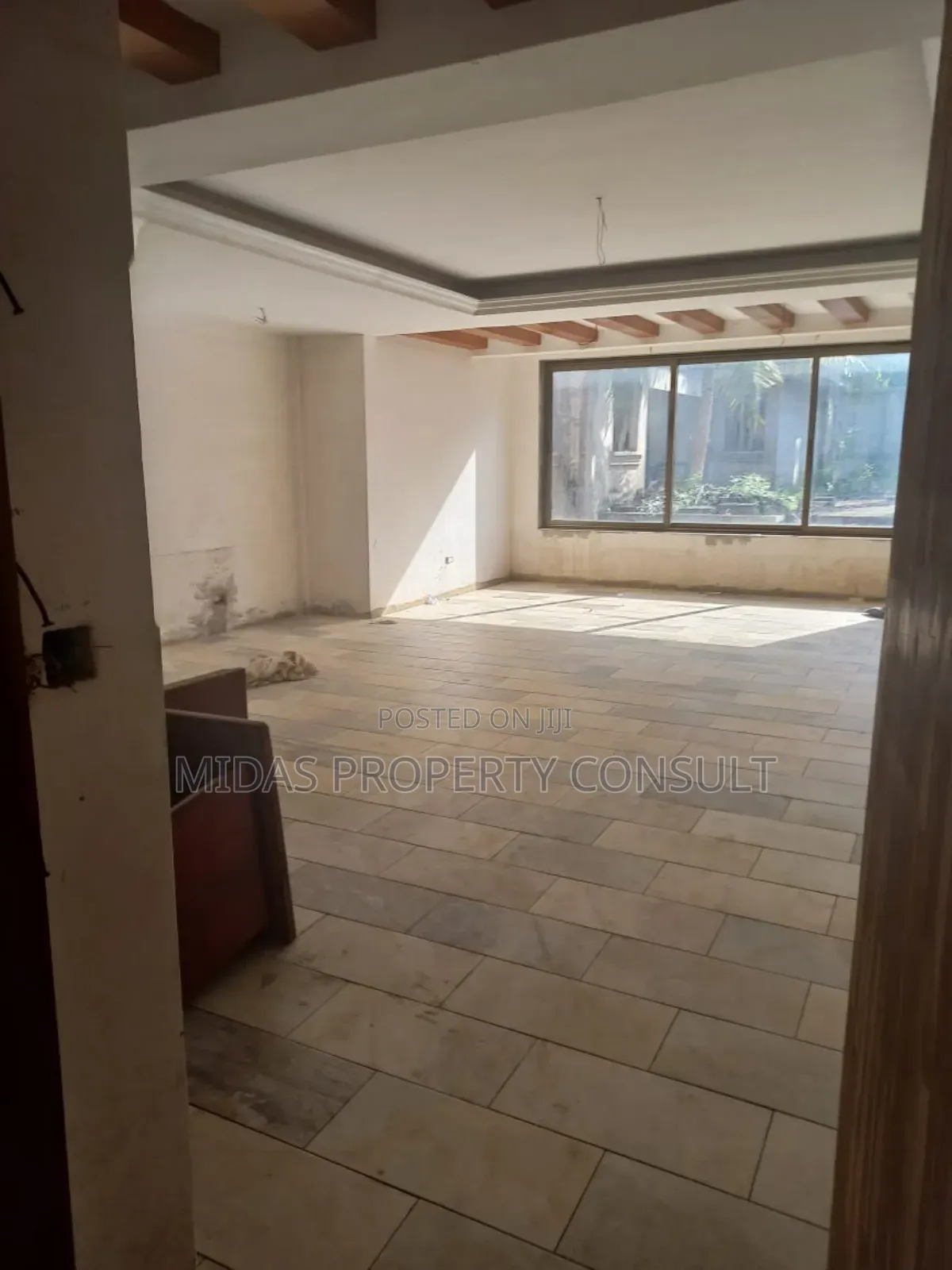 8bdrm Mansion in East Airport, Spintex for sale