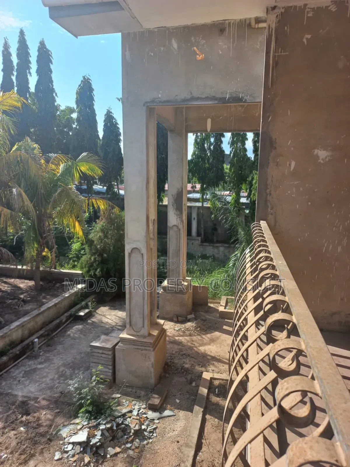 8bdrm Mansion in East Airport, Spintex for sale
