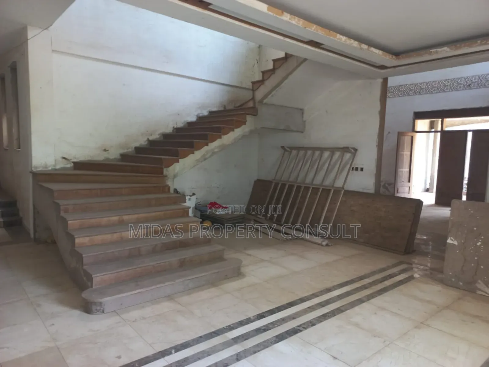 8bdrm Mansion in East Airport, Spintex for sale