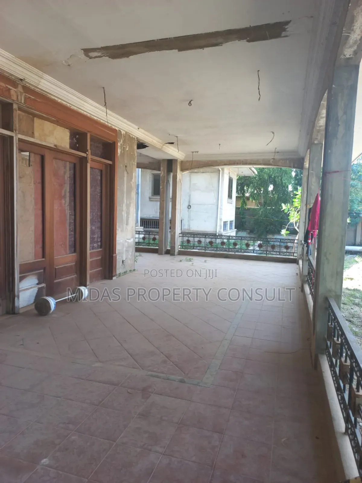 8bdrm Mansion in East Airport, Spintex for sale
