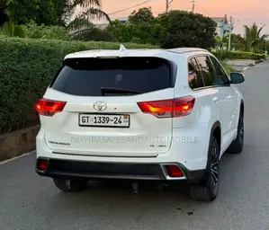 Toyota Highlander Limited 4dr SUV AWD (3.5L 6cyl 6A) 2015 White