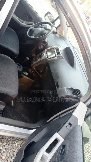Toyota Vitz 2010 Silver