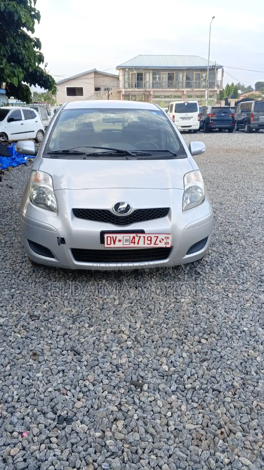 Toyota Vitz 2010 Silver