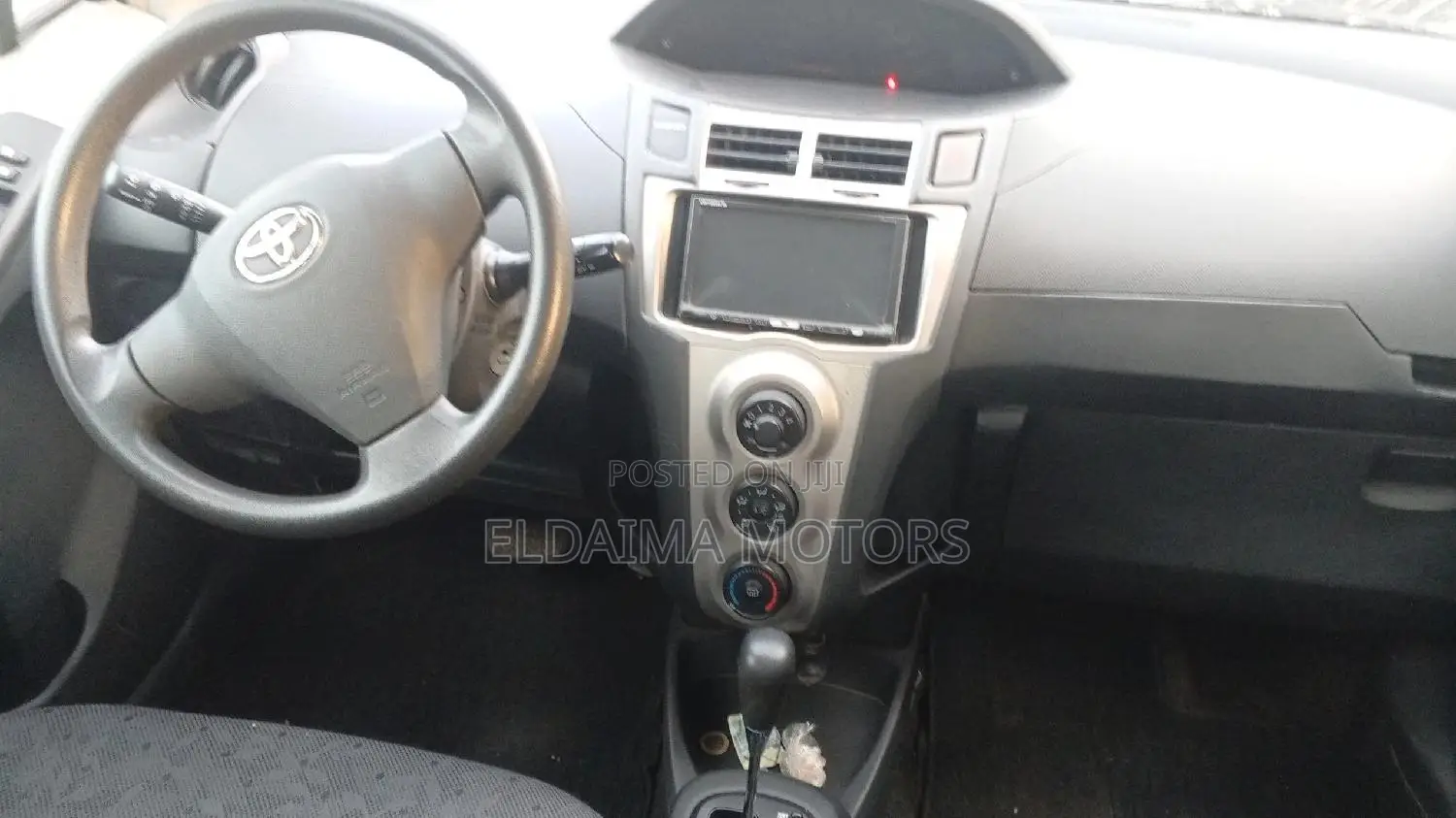 Toyota Vitz 2010 Silver
