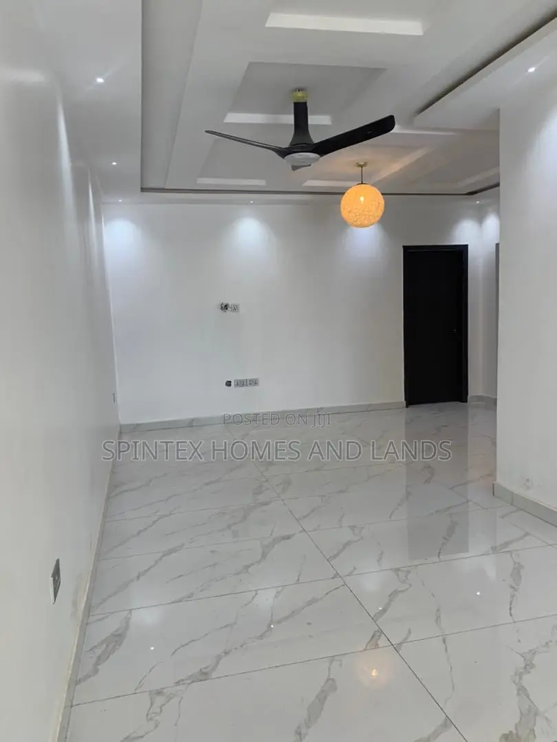 3bdrm Mansion in Community 18 Block, Spintex for sale