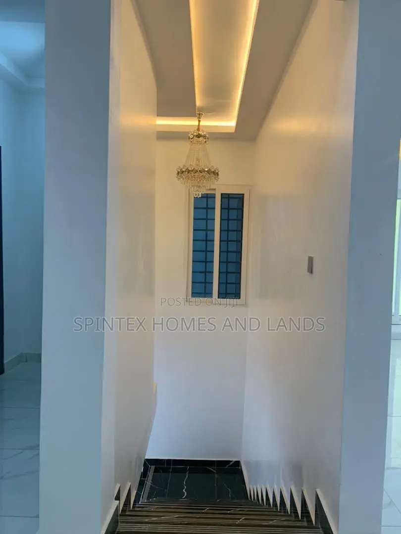 3bdrm Mansion in Community 18 Block, Spintex for sale