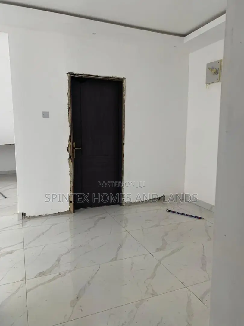 3bdrm Mansion in Community 18 Block, Spintex for sale