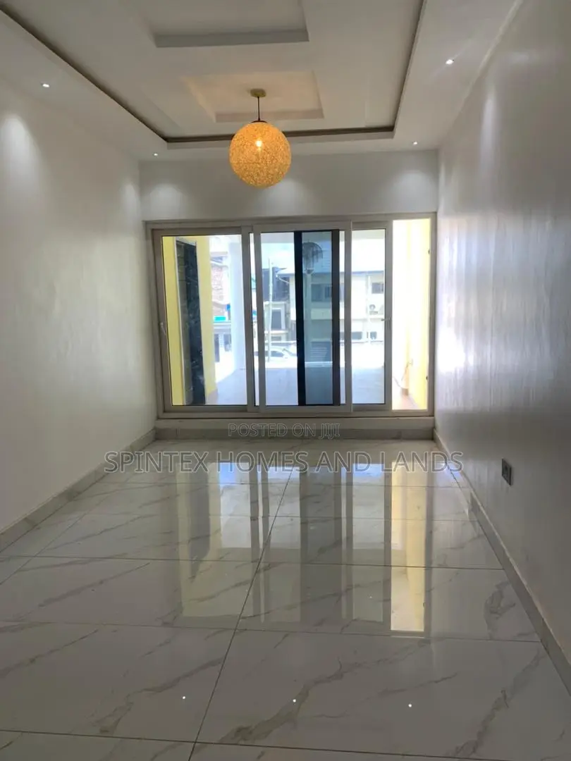 3bdrm Mansion in Community 18 Block, Spintex for sale