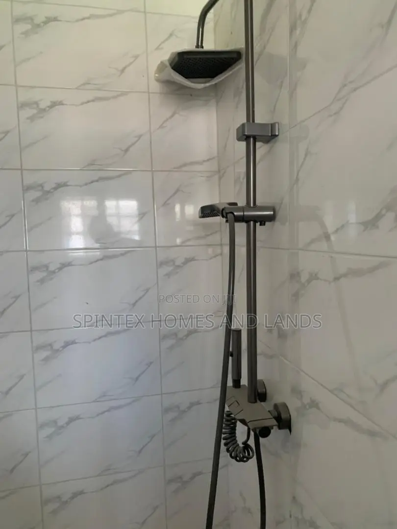 3bdrm Mansion in Community 18 Block, Spintex for sale