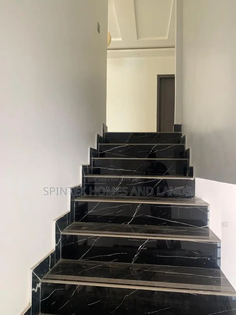 3bdrm Mansion in Community 18 Block, Spintex for sale