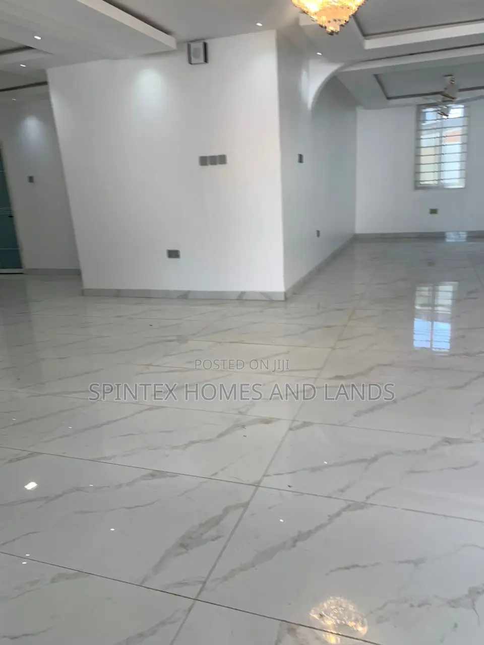 3bdrm Mansion in Community 18 Block, Spintex for sale