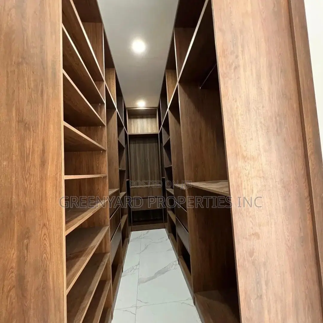 5bdrm House in Sakumono for sale