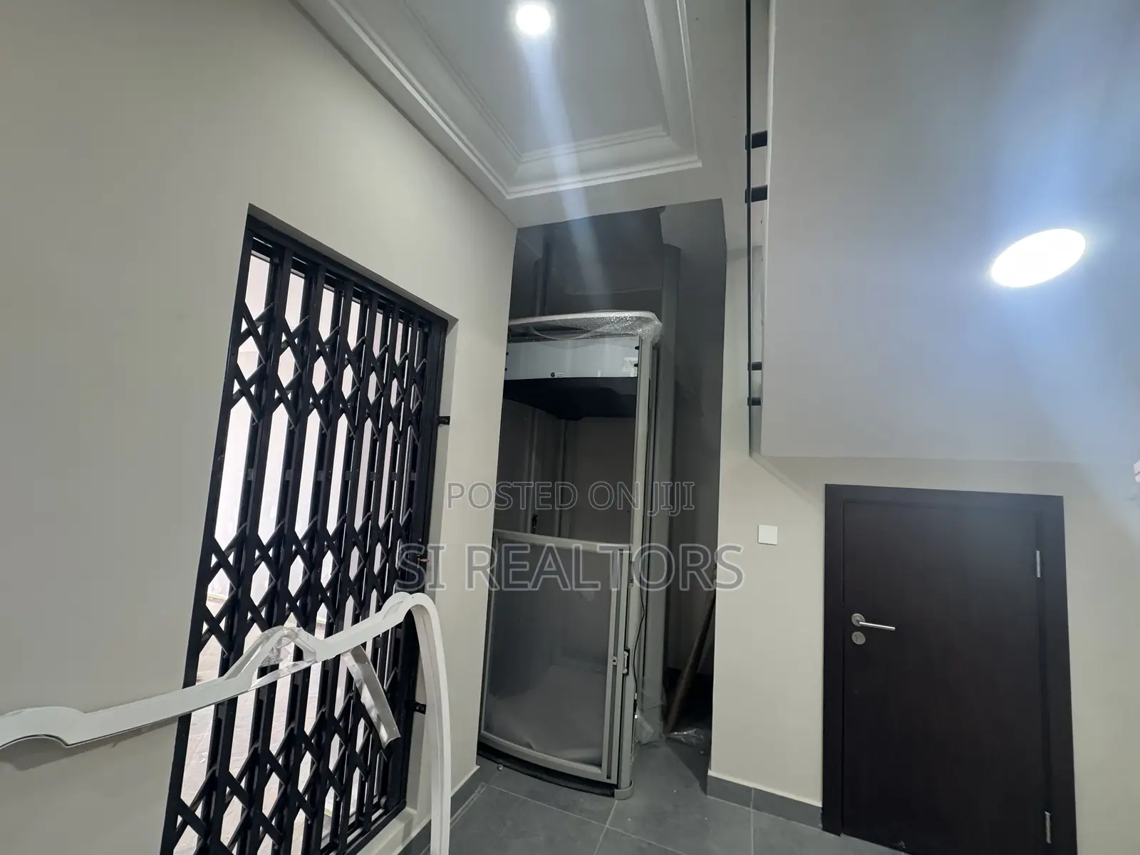 5bdrm Duplex in Near Ability Square, Adjiriganor for sale