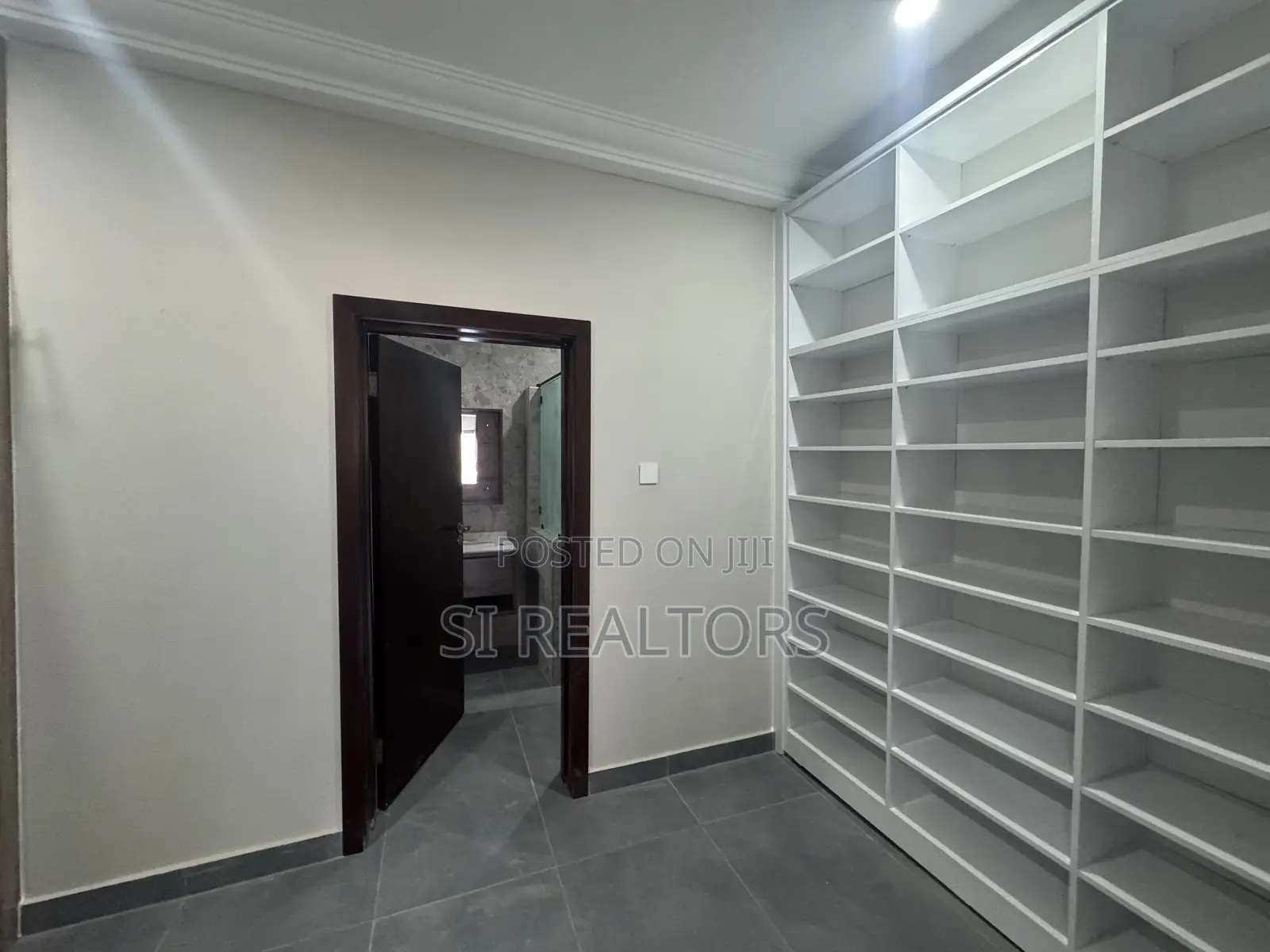 5bdrm Duplex in Near Ability Square, Adjiriganor for sale