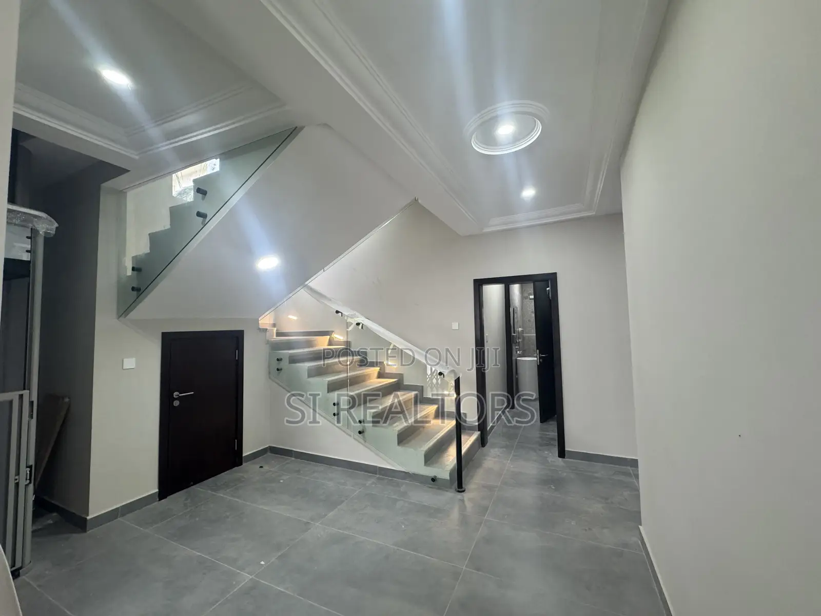5bdrm Duplex in Near Ability Square, Adjiriganor for sale