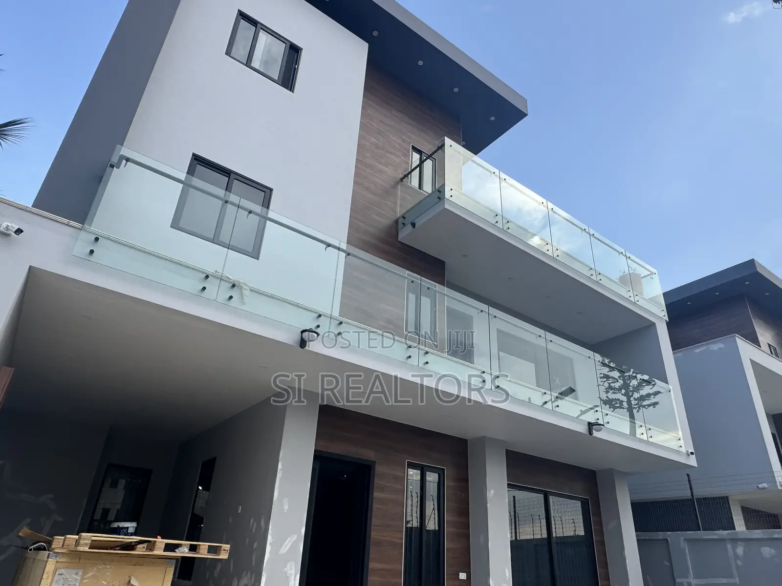 5bdrm Duplex in Near Ability Square, Adjiriganor for sale