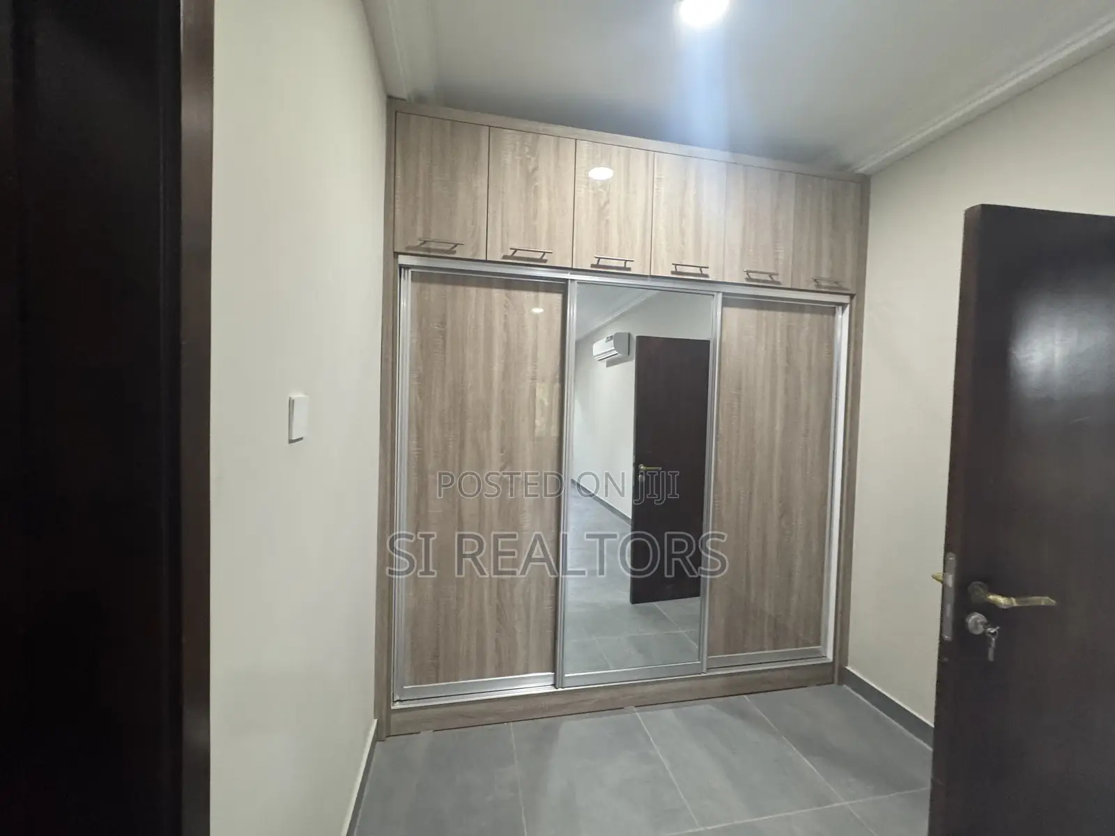 5bdrm Duplex in Near Ability Square, Adjiriganor for sale