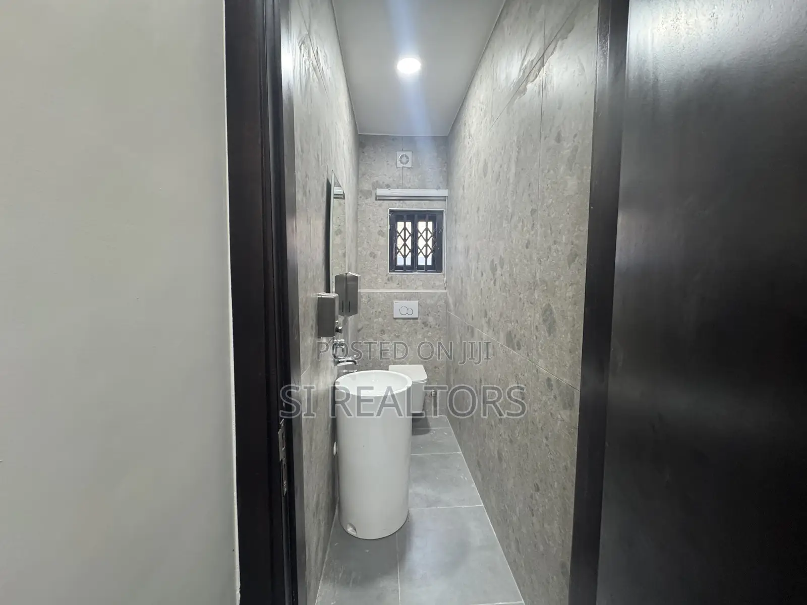 5bdrm Duplex in Near Ability Square, Adjiriganor for sale