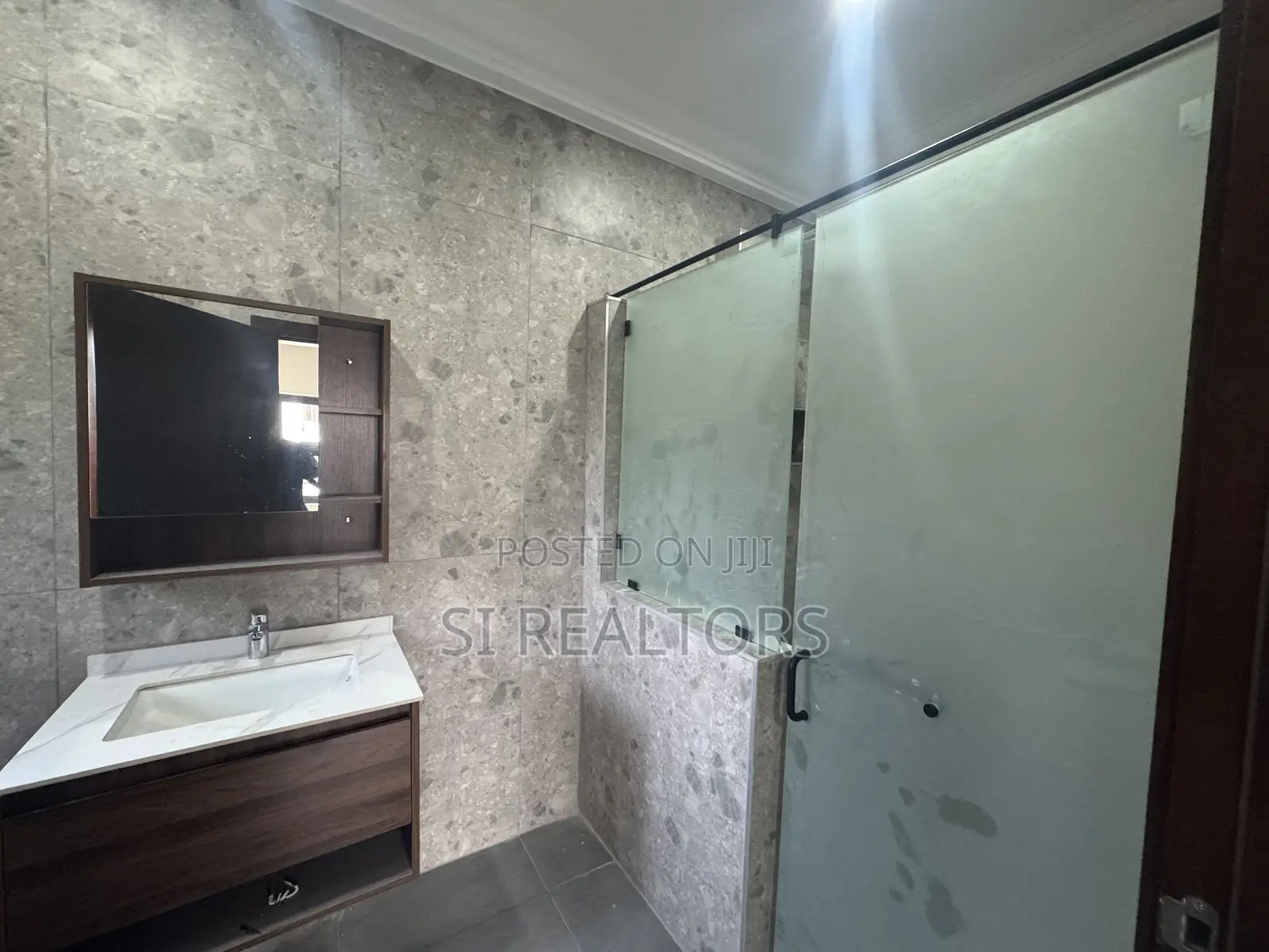 5bdrm Duplex in Near Ability Square, Adjiriganor for sale