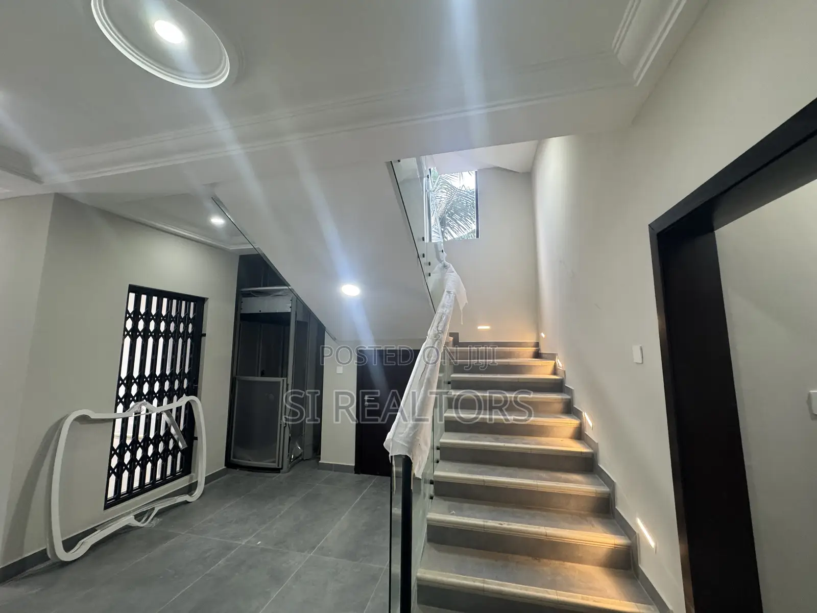 5bdrm Duplex in Near Ability Square, Adjiriganor for sale