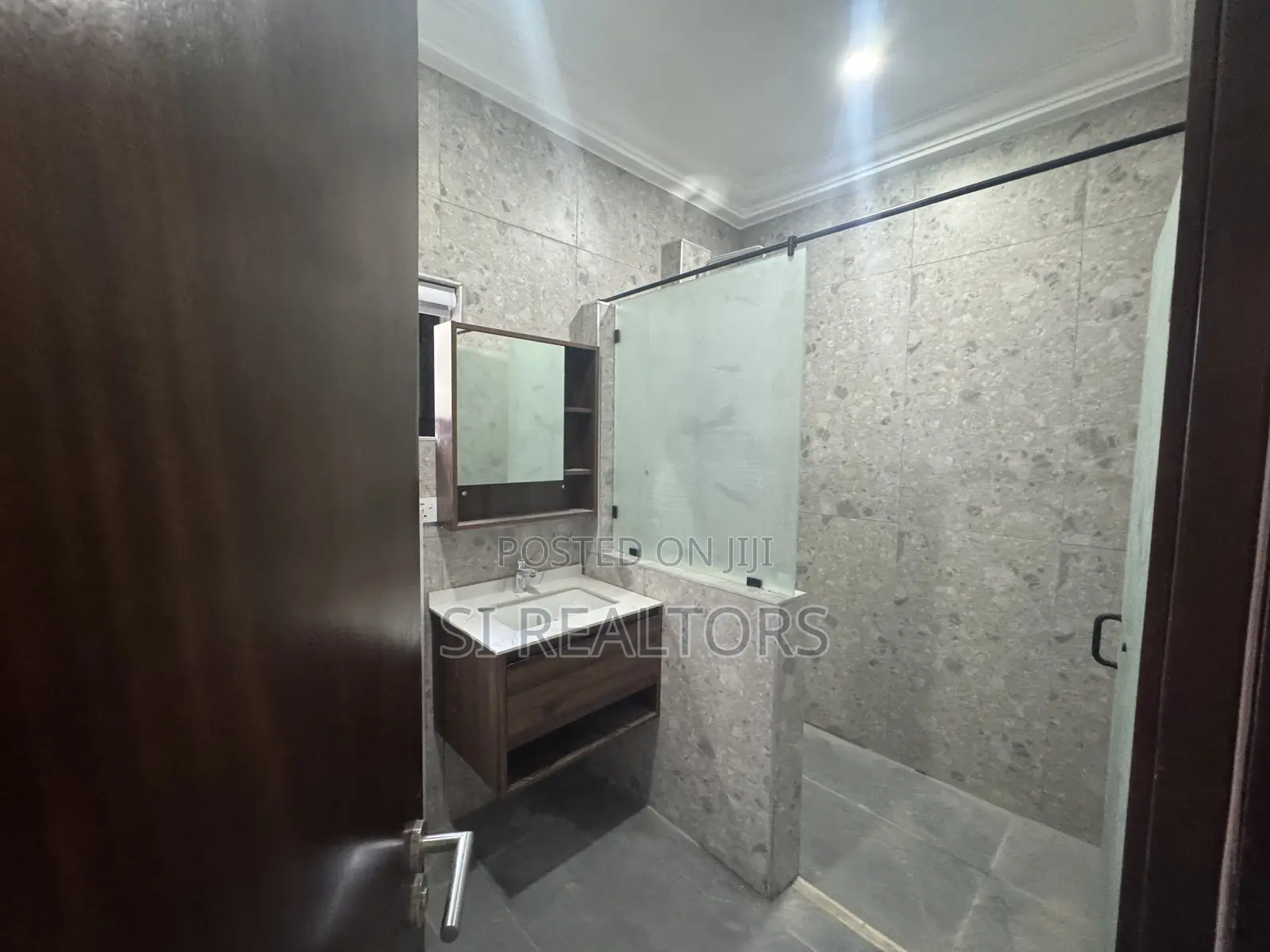 5bdrm Duplex in Near Ability Square, Adjiriganor for sale