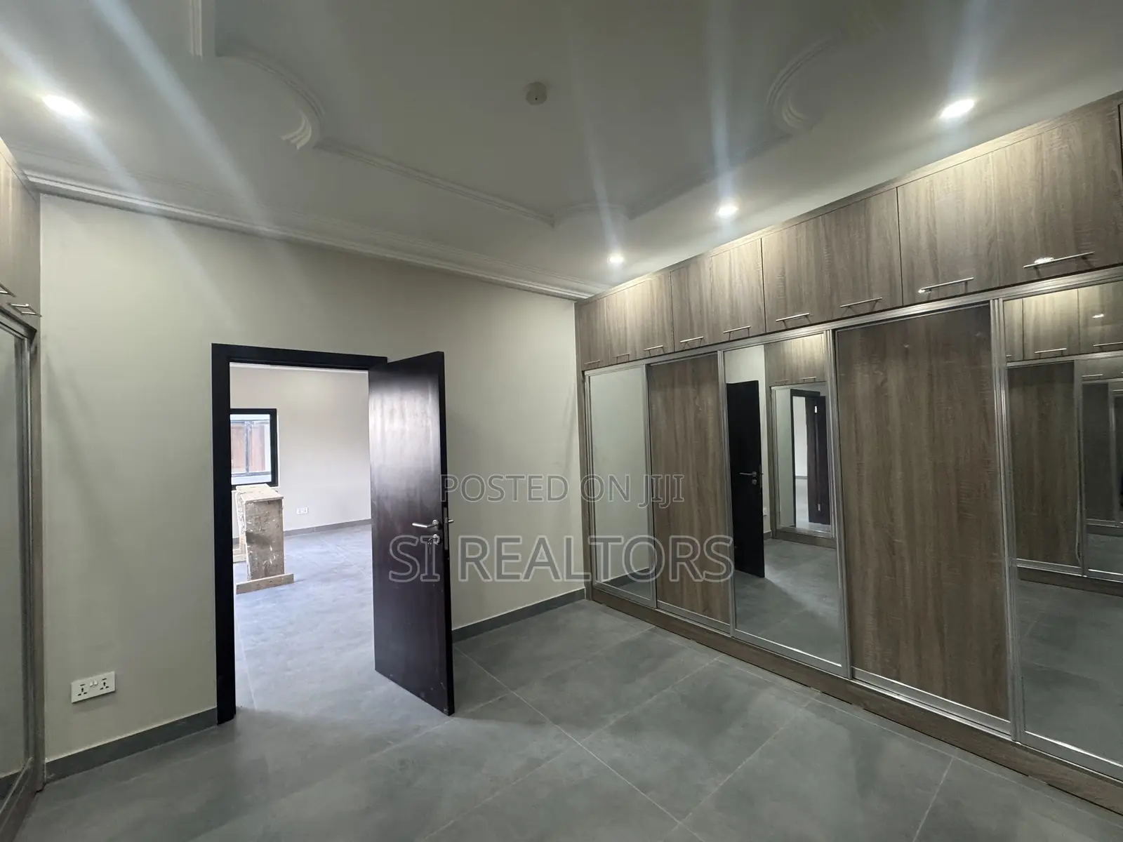 5bdrm Duplex in Near Ability Square, Adjiriganor for sale