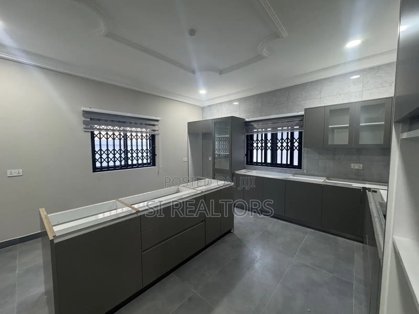 5bdrm Duplex in Near Ability Square, Adjiriganor for sale
