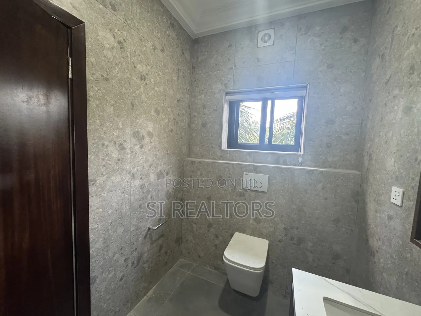5bdrm Duplex in Near Ability Square, Adjiriganor for sale
