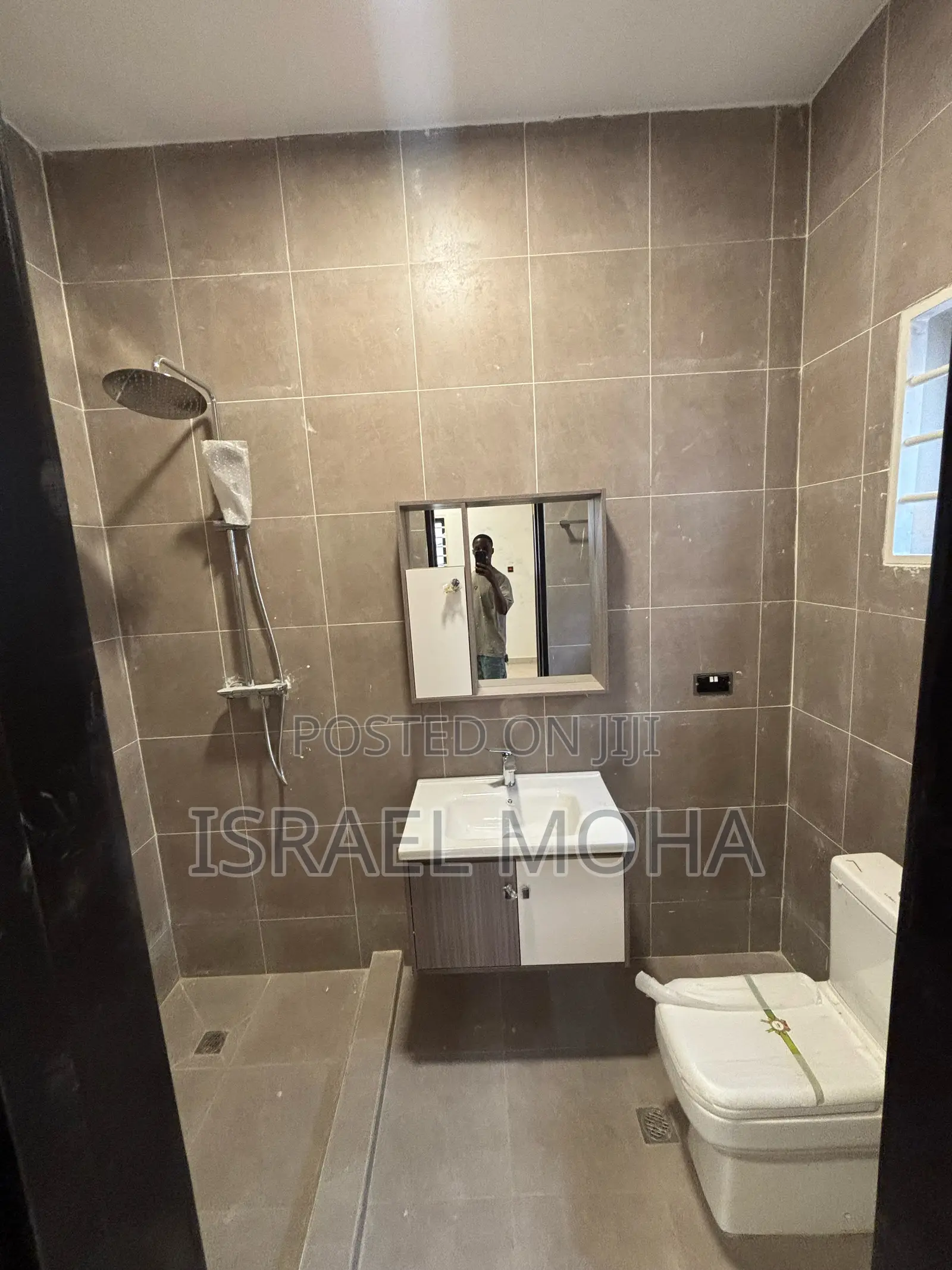 4bdrm Duplex in Lakeside Community 8, Ashaley Botwe for Sale