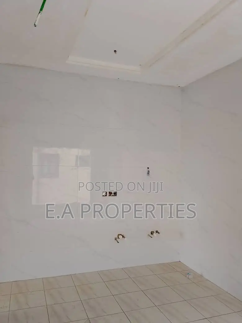 5bdrm House in E A Properties, Frafraha for sale