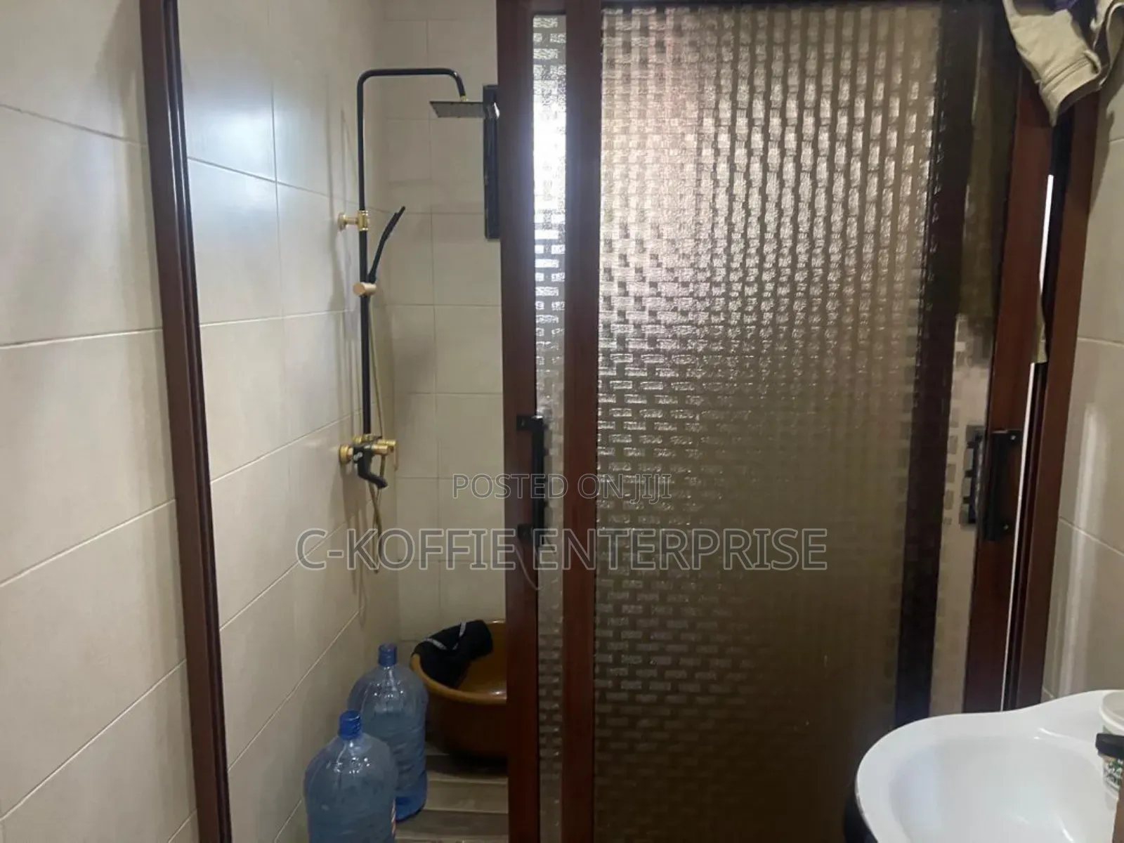150sqm + 4bedrooms Self Compound at Tema Com 25 4 Rent