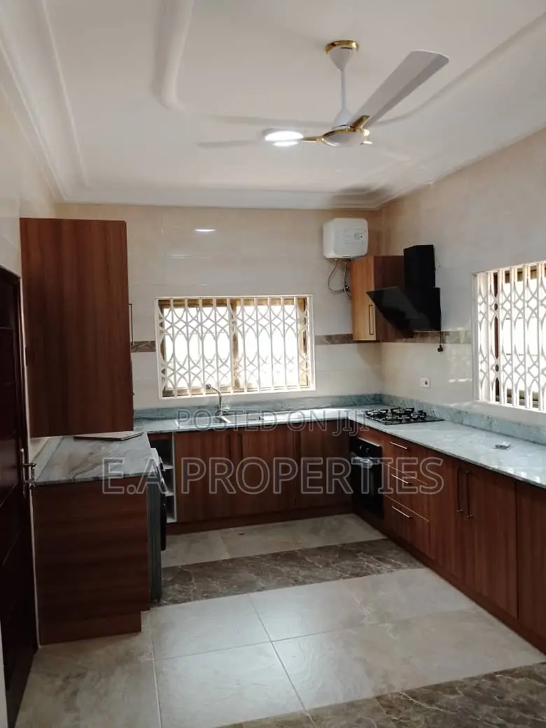 5bdrm House in E A Properties, Frafraha for sale