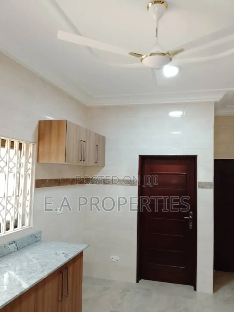 5bdrm House in E A Properties, Frafraha for sale