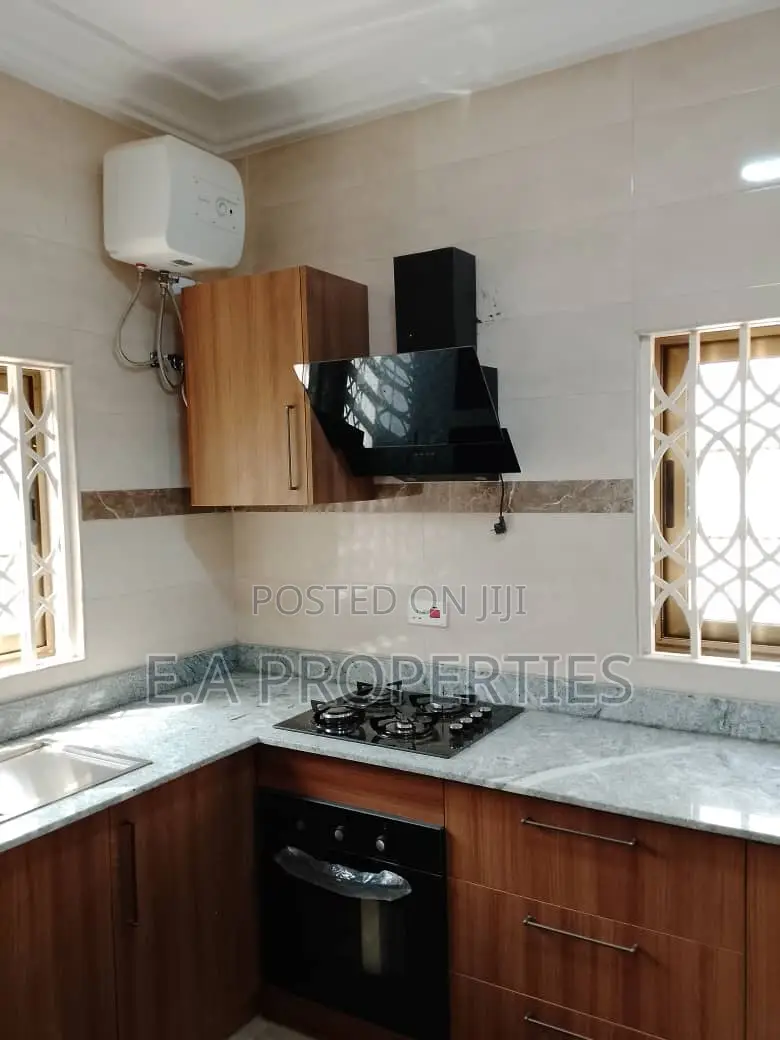5bdrm House in E A Properties, Frafraha for sale